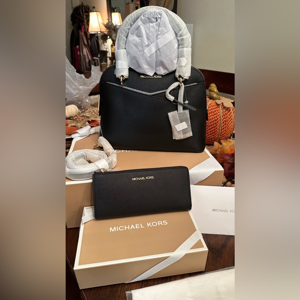 Authentic MK Crossbody Bag and Wallet Black 🤎🤎